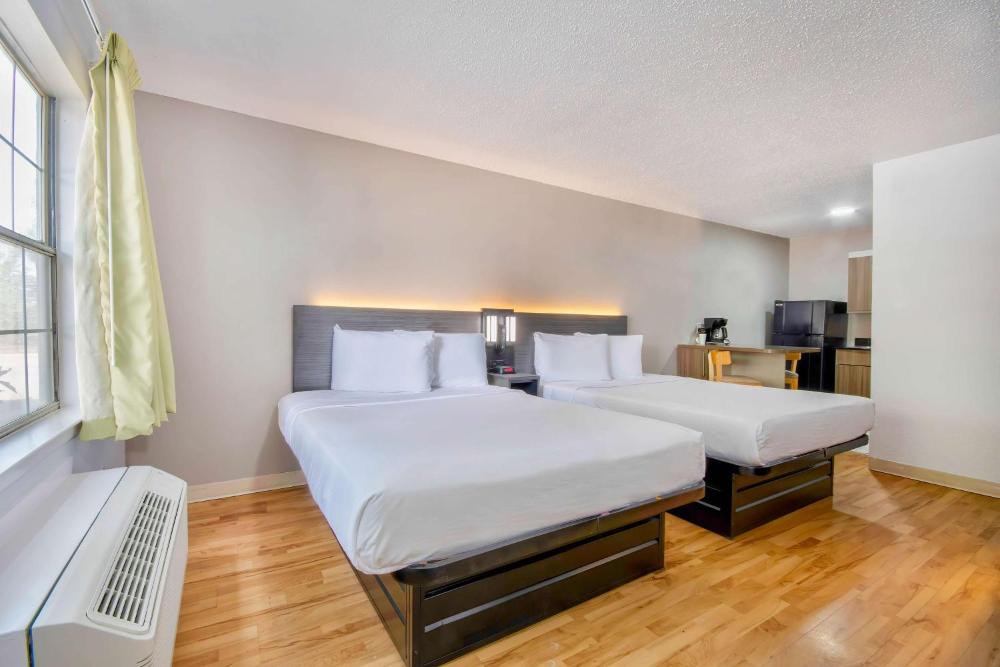 Queen Room with Two Queen Beds - Non-Smoking interior