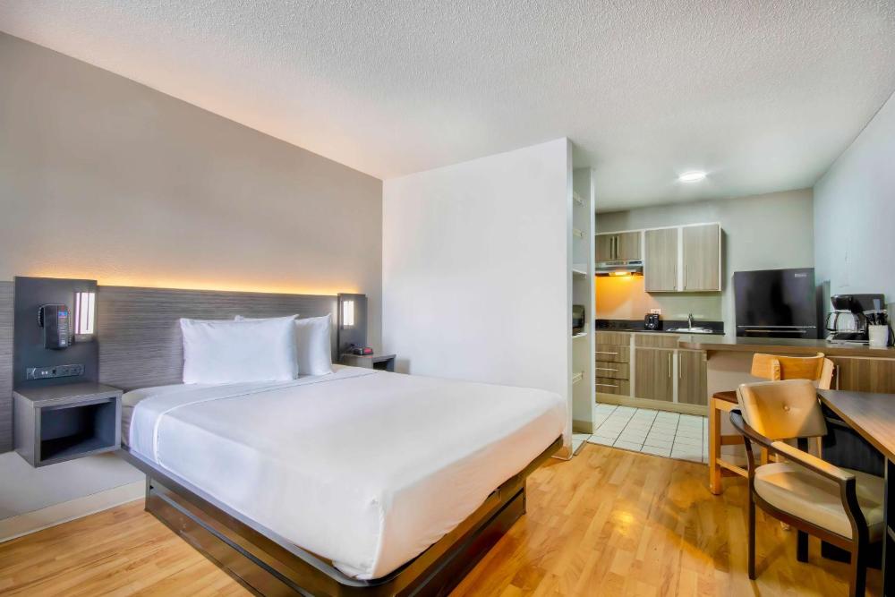 Queen Room - Non-Smoking interior